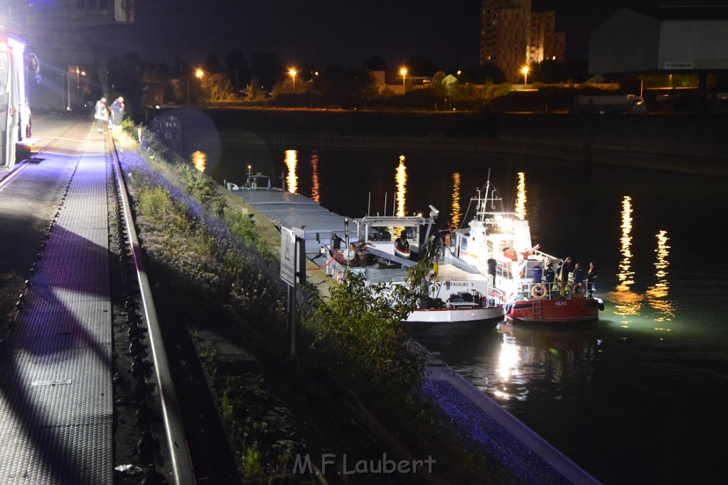 Havarie Wassereinbruch Motorraum beim Schiff Koeln Niehl Niehler Hafen P438.JPG - Miklos Laubert